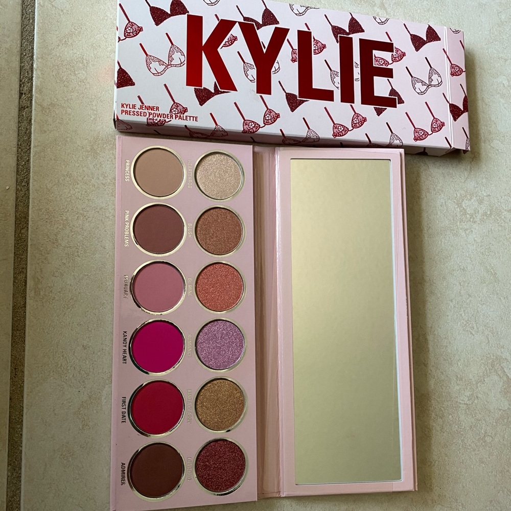Kylie Valentines Day 2019 eyeshadow palette 👁